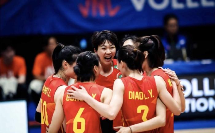 点赞中国女排！决胜局逆境中连得5分翻盘，朱婷替身发球轮立大功