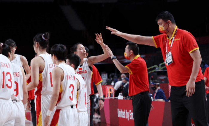 姚明目睹逆转！许利民称虽败犹荣，于嘉高燃解说，FIBA送祝福
