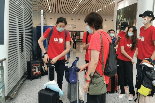 高规格！中国女排出征东京奥运会，领导亲自送行，全体留下金手印