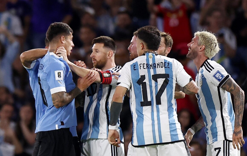 球迷质疑梅西锁喉：FIFA的宠儿从不因此吃牌！换C罗会被喷想废人