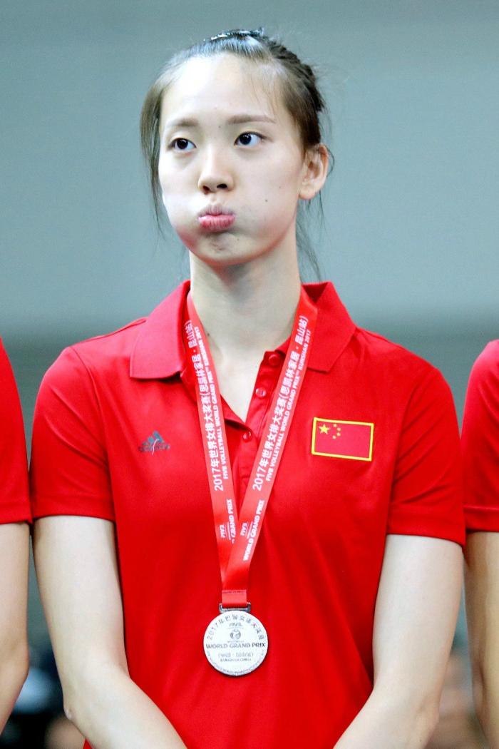 任人唯亲？状态下滑的刘晓彤为何能挤掉年轻的栗垚？郎平选择没错