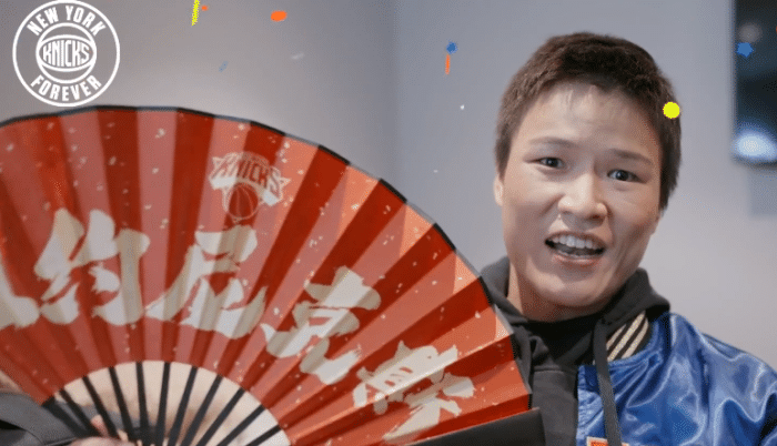梦幻联动！张伟丽获赠尼克斯定制球衣，两天后麦迪逊复仇罗斯